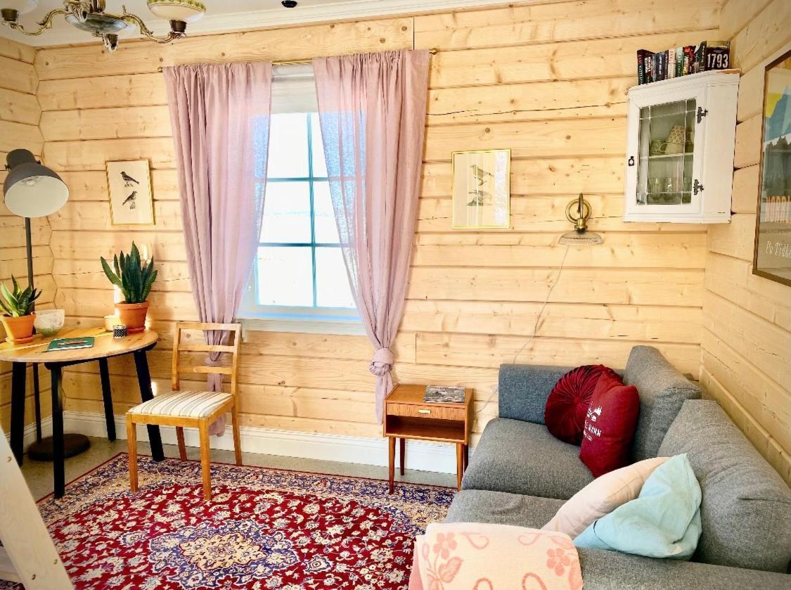 Scenic Small Guesthouse On Horse Farm By The Lake Frösö 外观 照片
